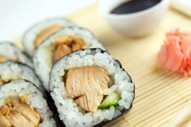 sushi roll isi ayam