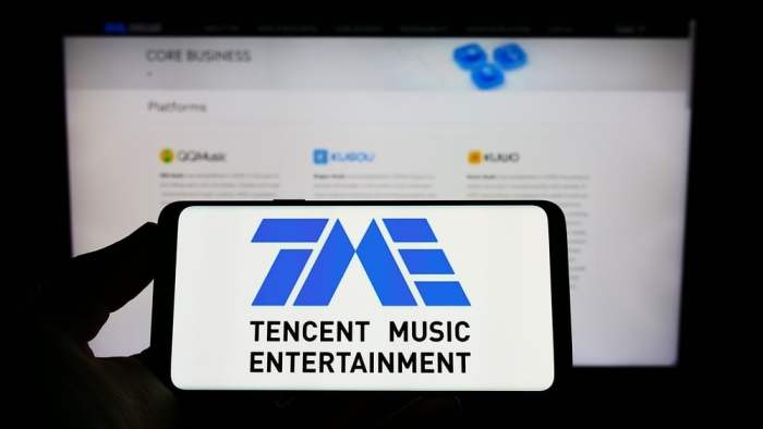 Music Streaming Media Entertainment Equalizer | Photo - rawpixel Hiburan konten musik online